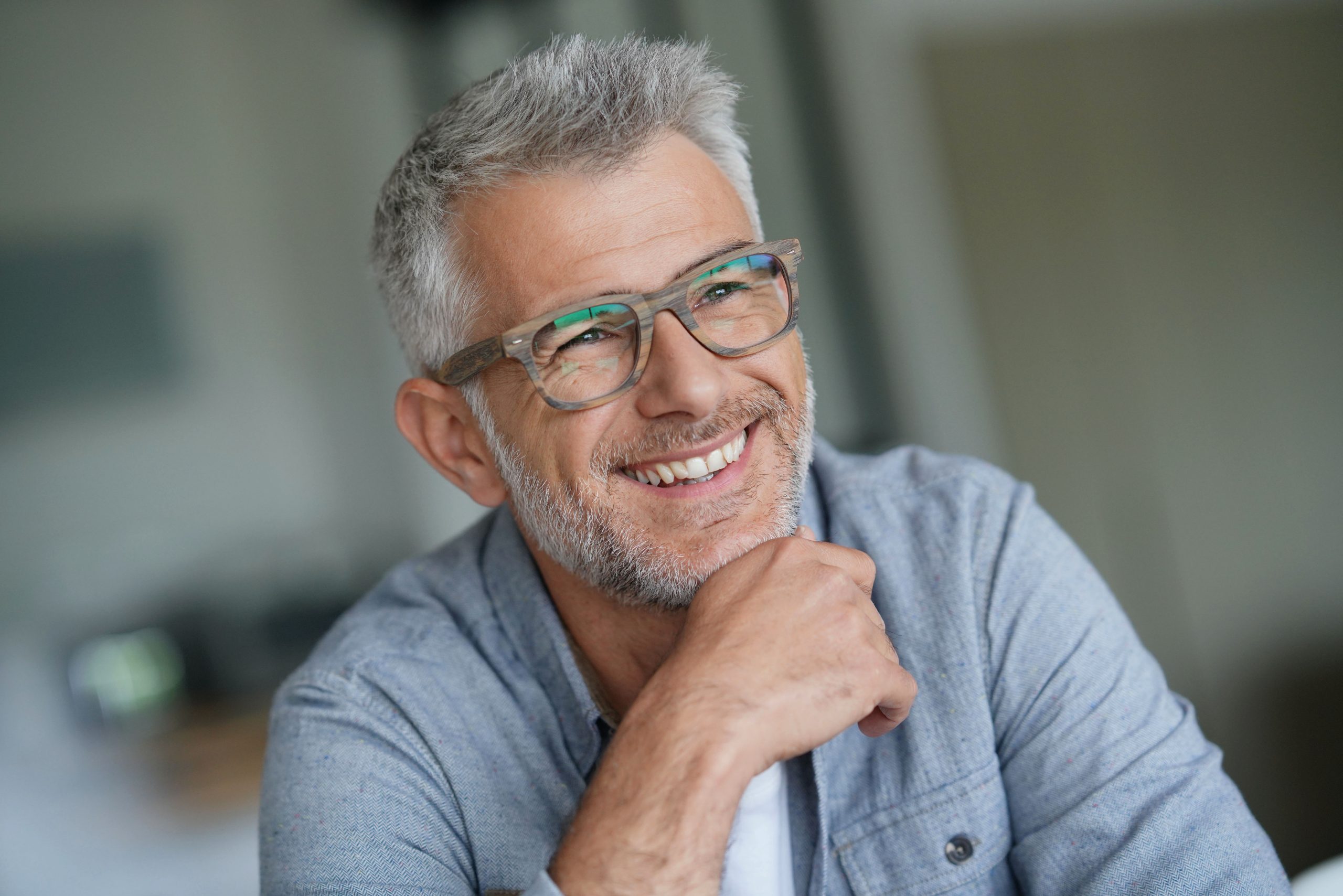 homme avec diabète qui doit faire attention à sa santé buccodentaire