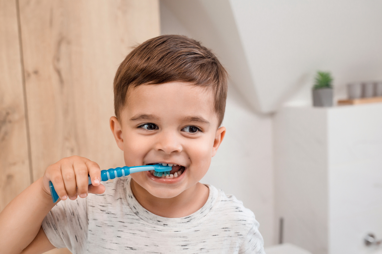 petit garçon qui se brosse les dents