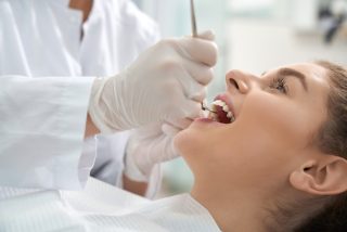 Détartrage dentaire d'une patiente